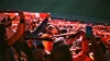 Dicht gedrängte Fans auf den Tribünen zeigen stolz ihre rot-gelben Galatasaray-Schals vor dem Anpfiff eines Süper Lig Spiels.